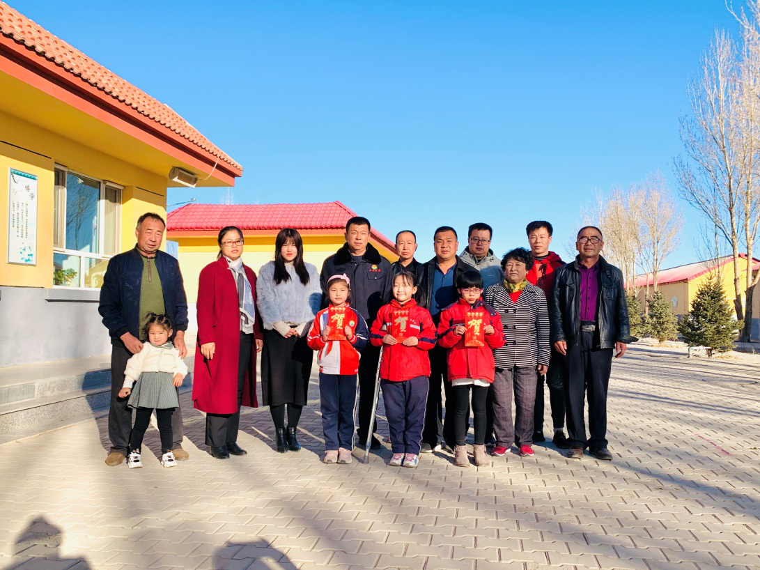 企业进校园，，，，，，温情暖童心
