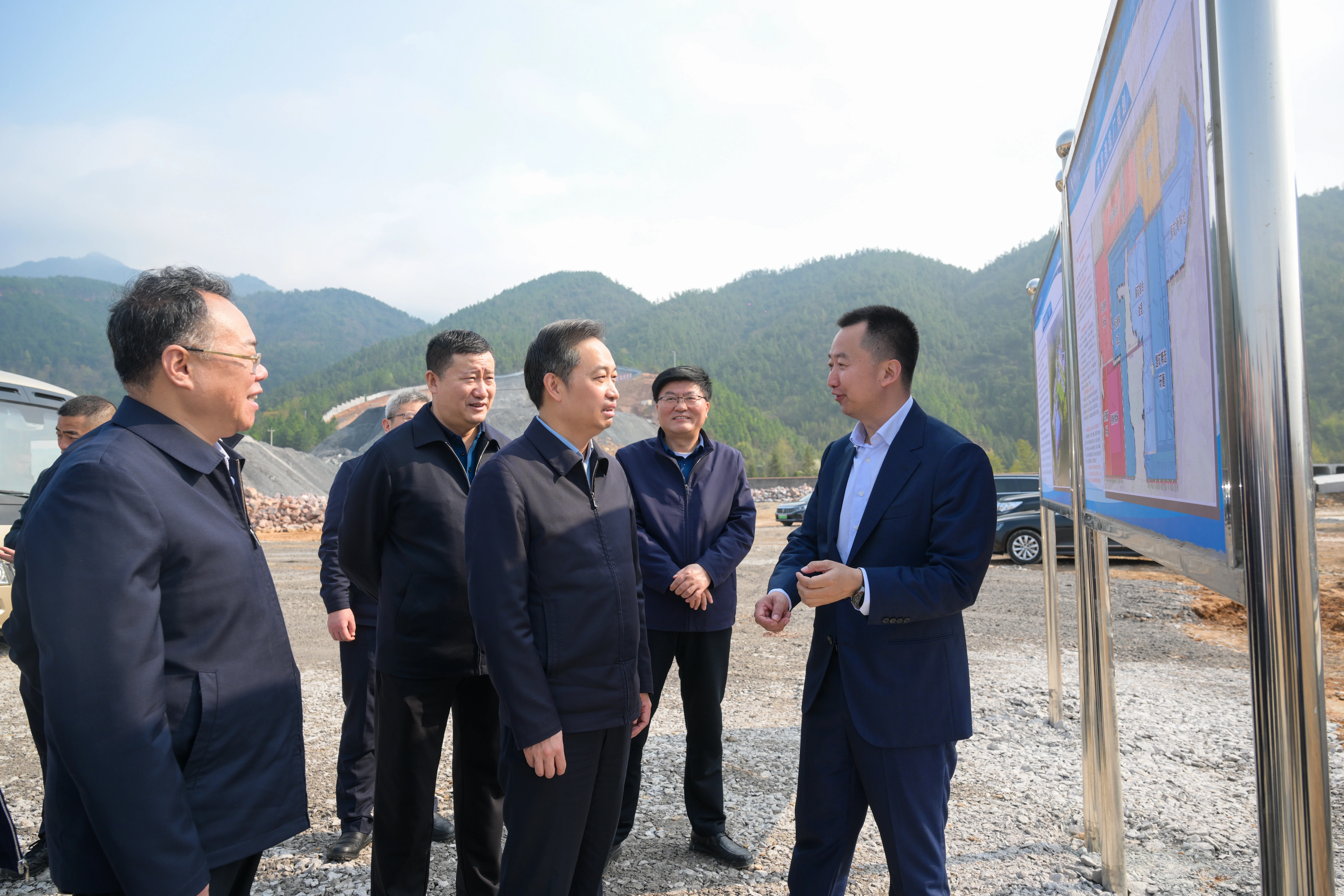 加速项目进度，，，，，，，，加速全工业链升级 ——郴州市委书记吴巨培调研湖南918博天娱乐官网赫项目建设情形